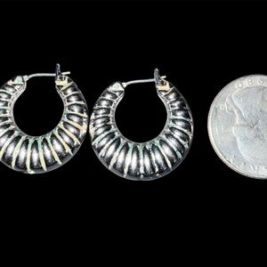 💰💰 Bundle 2 For $20 Deal

Silver Tone Ribbed Hoop Earrings